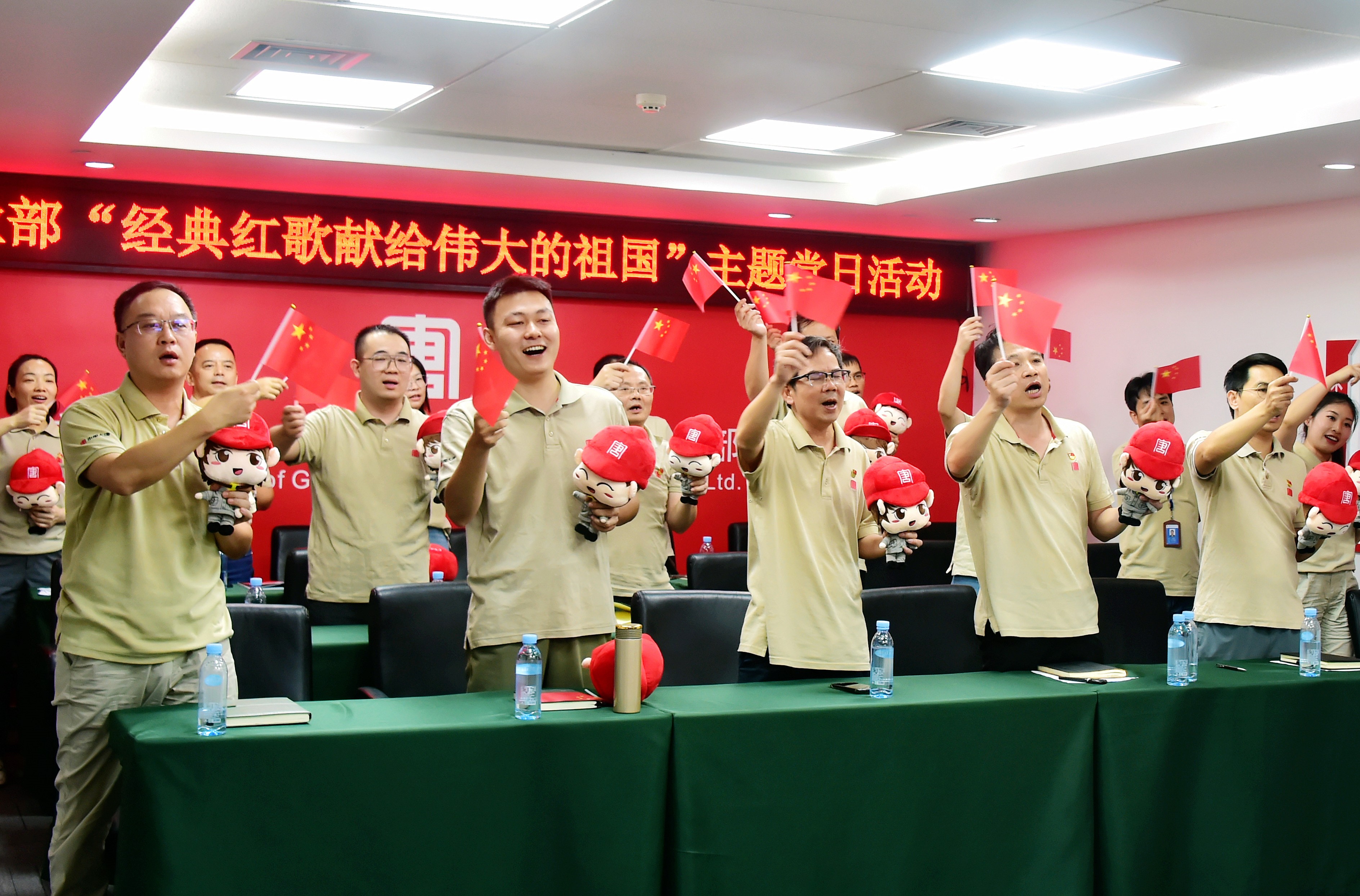 1727573268589000103.jpg 唱响经典红歌(李莎 摄)_副本.jpg